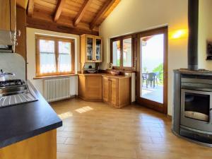 Kuchnia lub aneks kuchenny w obiekcie Holiday Home Il Nido d'Aquila - GRV635 by Interhome