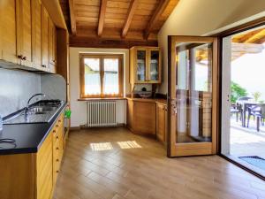 kuchnia ze zlewem i lodówką w pokoju w obiekcie Holiday Home Il Nido d'Aquila - GRV635 by Interhome w mieście Livo +25 zdjęć