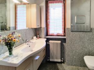 Łazienka w obiekcie Holiday Home Il Nido d'Aquila - GRV635 by Interhome