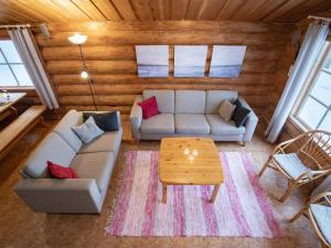 uma sala de estar com um sofá e uma mesa de centro em Holiday Home Kalliomökki by Interhome em Huuhanaho