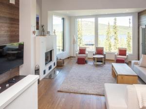 ein Wohnzimmer mit Couch und Kamin in der Unterkunft Holiday Home Holy lake chalet b by Interhome in Niskala