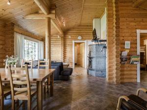 una sala da pranzo e una cucina con tavolo e sedie di Holiday Home Iltarusko by Interhome a Hara