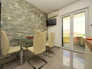 Televízia a/alebo spoločenská miestnosť v ubytovaní Apartment Villa Andjelka-4 by Interhome