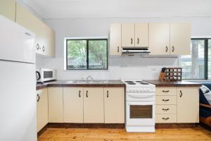 A kitchen or kitchenette at Beach Shack semi detached, 2 Min Walk to Beach-Lilly Pilly