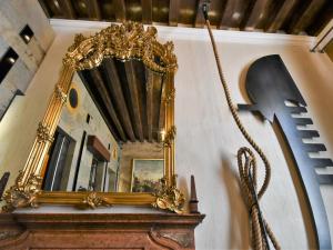- un miroir au-dessus d'une table en bois dans l'établissement Apartment Suite Casa Nova by Interhome, à Venise