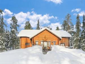 ルオストにあるHoliday Home Tervakko by Interhomeの雪の丸太小屋
