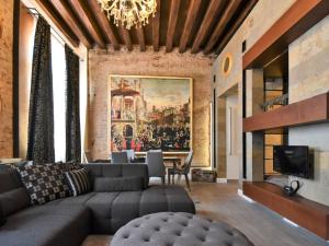 - un salon avec un canapé et une table dans l'établissement Apartment Suite Casa Nova by Interhome, à Venise