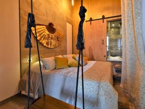 - une chambre avec un lit et un miroir mural dans l'établissement Apartment Suite Casa Nova by Interhome, à Venise