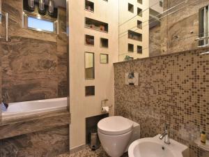 La salle de bains est pourvue de toilettes, d'un lavabo et d'une baignoire. dans l'établissement Apartment Suite Casa Nova by Interhome, à Venise