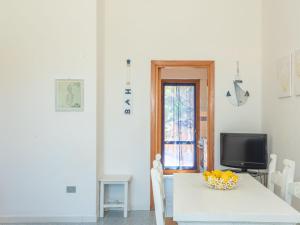 Greuli 的住宿－Holiday Home Trebbiano by Interhome，一间白色的饭厅,配有桌子和电视