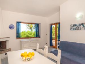 una sala da pranzo con tavolo e cesto di frutta di Holiday Home Trebbiano by Interhome a Greuli 