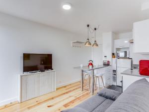 une cuisine et un salon avec un canapé et une table dans l'établissement Apartment la Pergola-1 by Interhome, à Soorts-Hossegor