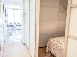 バンドールにあるApartment Athéna Résidence-3 by Interhomeのベッド1台とクローゼットが備わる小さな客室です。 +14枚の写真