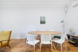 Beach Shack semi detached, 2 Min Walk to Beach-Lilly Pilly的休息区