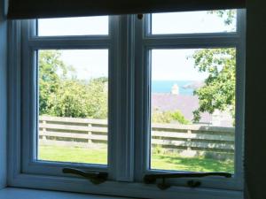ニューポートにあるHoliday Home Ger y Nant by Interhomeの塀と海の景色を望む窓
