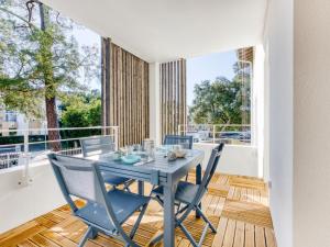 una sala da pranzo con tavolo e sedie sul balcone di Apartment les Terrasses de Capbreton-2 by Interhome a Capbreton