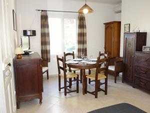 d'une salle à manger avec une table, des chaises et une fenêtre. dans l'établissement Studio Les Nautiles by Interhome, à La Madrague