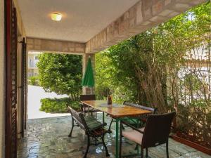 patio con tavolo e sedie di Holiday Home Maravic - MLK161 by Interhome a Dobrinj