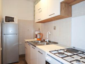 Dapur atau dapur kecil di Holiday Home Maravic - MLK161 by Interhome