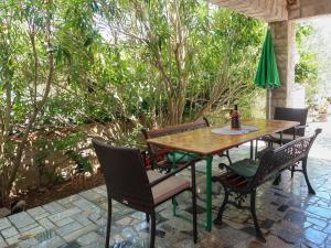 drewniany stół i krzesła na patio w obiekcie Holiday Home Maravic-1 by Interhome w mieście Dobrinj +15 zdjęć