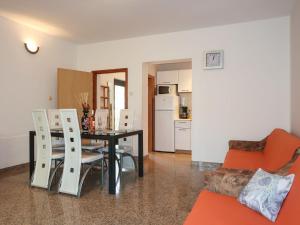 salon ze stołem i krzesłami oraz kuchnia w obiekcie Holiday Home Maravic-1 by Interhome w mieście Dobrinj