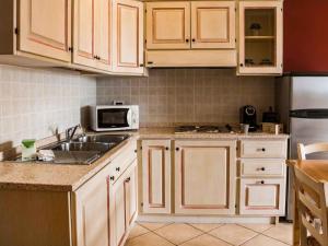 Ett kök eller pentry på Apartment Deluxe by Interhome
