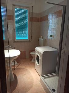a bathroom with a washing machine and a sink at Casa Vacanza Gabriella in Montesilvano