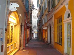 un callejón en una ciudad con edificios amarillos en Apartment Vieux Nice by Interhome, en Niza