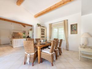 Η κουζίνα ή μικρή κουζίνα στο Villa Les Mûres mûres by Interhome