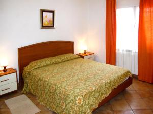 1 dormitorio con 1 cama y 2 mesitas de noche en Apartment Giulia - DOL236 by Interhome, en Dolcedo