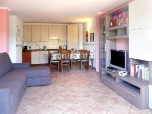 sala de estar con sofá, mesa y cocina en Apartment Giulia - DOL236 by Interhome, en Dolcedo
