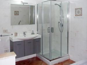 y baño con ducha y lavamanos. en Apartment Giulia - DOL236 by Interhome, en Dolcedo