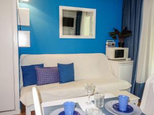 ein Wohnzimmer mit einem Sofa und einem Tisch in der Unterkunft Studio Hauts de la Madrague by Interhome in La Madrague