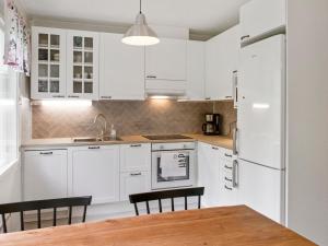 A kitchen or kitchenette at Holiday Home Hiukanhelmi by Interhome