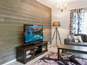 TV tai viihdekeskus majoituspaikassa Holiday Home Hiukanhelmi by Interhome