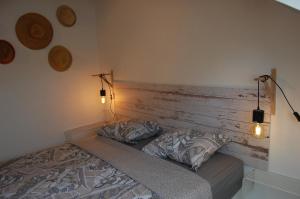 En eller flere senge i et værelse på Appartement Fleurs des champs - Esc'Appart