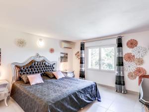 ein Schlafzimmer mit einem Bett und einem großen Fenster in der Unterkunft Holiday Home Villa Les Toscanes by Interhome in Roquebrune-sur-Argens