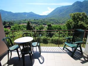 balcone con sedie e tavolo con vista sulle montagne di Apartment La Rocca by Interhome a Porto Valtravaglia