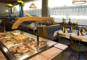 インスブルックにあるガストホフ ガトゼンホフのレストランのテーブルに並ぶビュッフェ