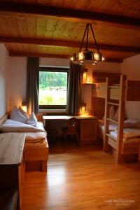 Tempat tidur susun dalam kamar di Glückchalet
