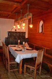 a dining room with a table and chairs in a cabin at Glückchalet in Rettenschöss