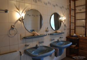a bathroom with two blue sinks and two mirrors at Glückchalet in Rettenschöss