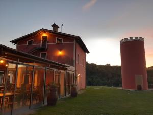 法布里亞諾的住宿－Agriturismo La Vita è Bella，一座建筑旁的有筒仓的建筑