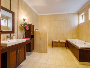 Koupelna v ubytování Holiday Home Villa Mediterran by Interhome