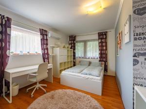 Postel nebo postele na pokoji v ubytování Holiday Home Villa Mediterran by Interhome