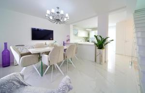 Televízia a/alebo spoločenská miestnosť v ubytovaní Casa Aurelia - Aurelia Design