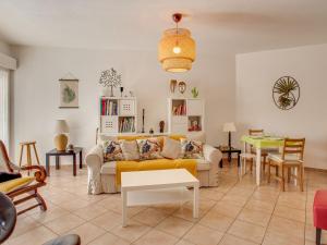 una sala de estar con un sofá y una mesa en Apartment Le Stadium-7 by Interhome, en Saint-Cyr-sur-Mer