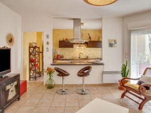 cocina con 2 taburetes en una habitación en Apartment Le Stadium-7 by Interhome, en Saint-Cyr-sur-Mer