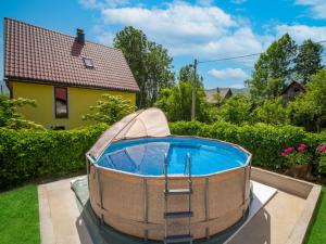 una bañera de hidromasaje en un patio junto a una casa en Holiday Home Maja by Interhome en Lič