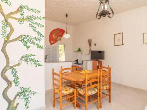 eine Küche und ein Esszimmer mit Tisch und Stühlen in der Unterkunft Apartment Villa Stefania by Interhome in Valledoria